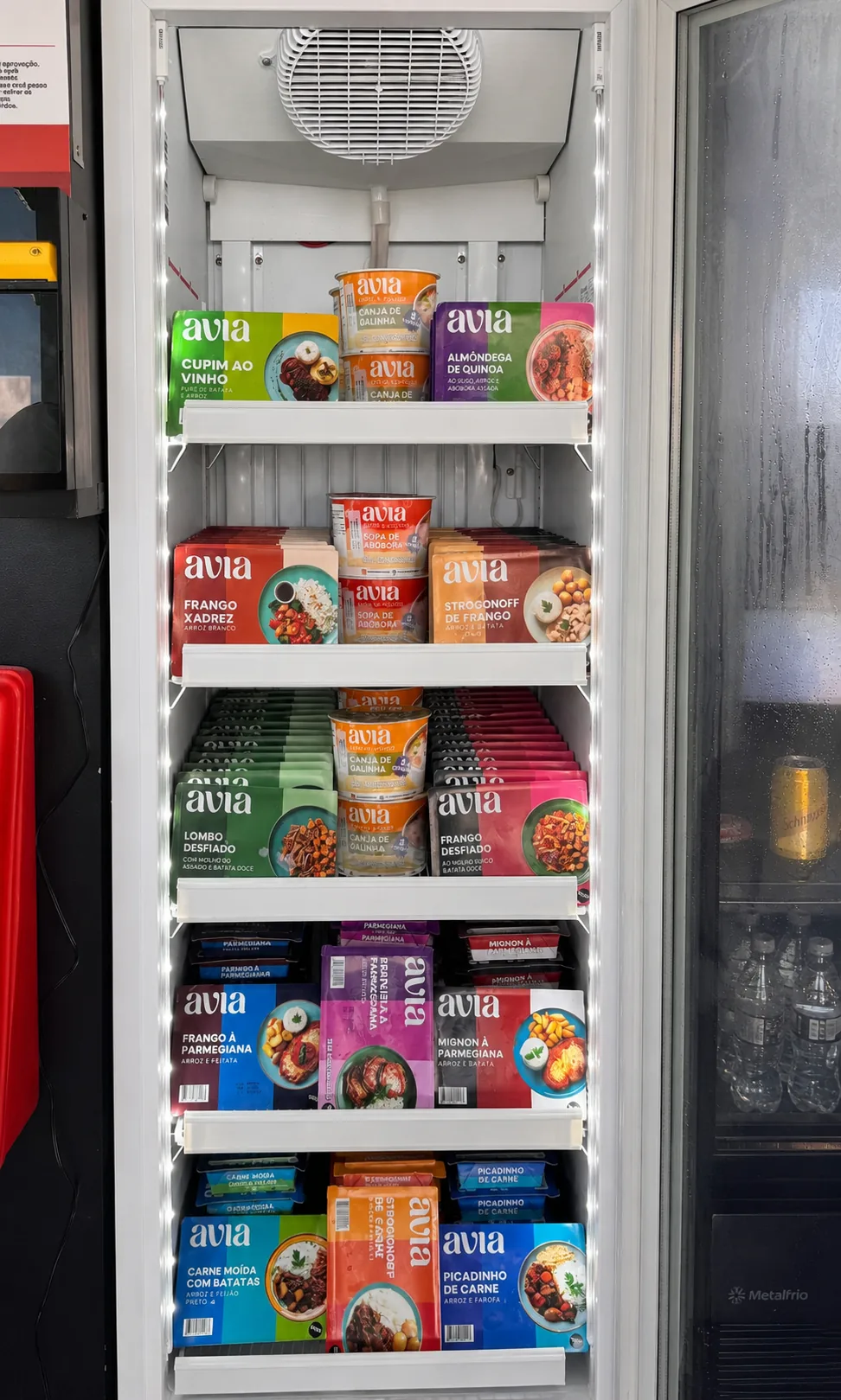 Produtos Avia organizados nas prateleiras de um freezer vertical