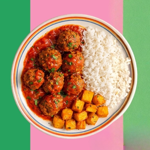 Almôndega de quinoa servido: ao sugo, arroz e abóbora assada