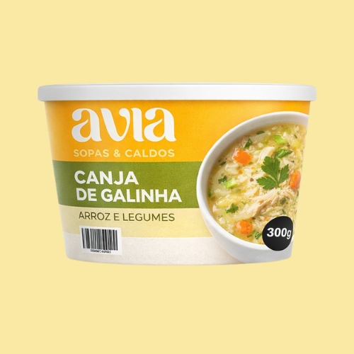 Canja de galinha servido: com arroz e legumes