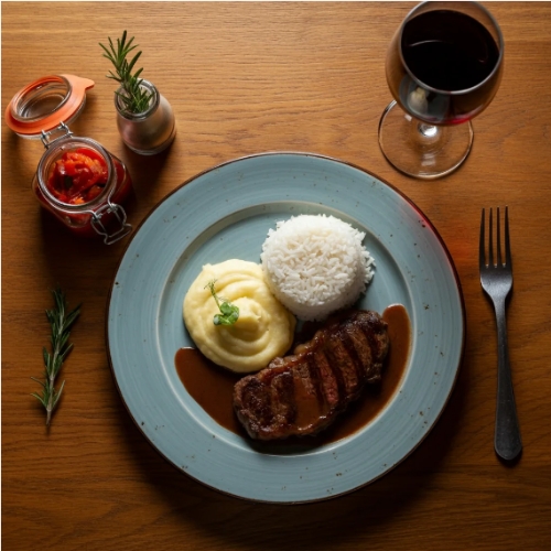 Cupim ao vinho servido: purê de batata e arroz