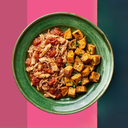 Frango desfiado servido: ao molho sugo e batata-doce