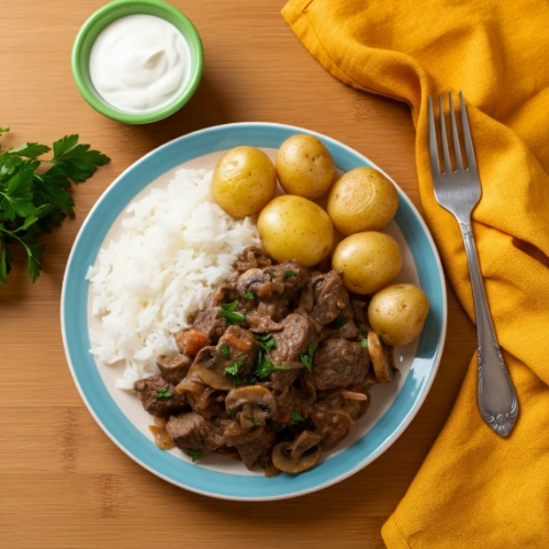 Strogonoff de carne servido: arroz e batata ao murro